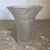 Foto de um(a) Antigo Lindo Vaso Art Deco Vidro Artístico Satiné Francês, da categoria de Vasos. Antigo e lindo vaso francês em vidro artístico ricamente moldado e prensado, trabalho feito a ácido, com folhas e frutos em... Mostrado de uma perspectiva diferente. Vendido no marketplace Trésors.