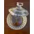 Foto de um(a) Antiga Bomboniere Caixa Decorativa Porta Joias Cristal Deco, da categoria de Cestos e Caixas. Antiga caixa decorativa, porta joias ou bomboniere em cristal alemão. Peça muito fina, toda lapidada à mão com o fundo... Mostrado de uma perspectiva diferente. Vendido no marketplace Trésors.
