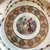 Foto de um(a) Antigo Prato De Servir Decorativo Com Alças Porcelana Tcheca, da categoria de Pratos Decorativos. Antigo e lindo prato com alças, para servir e decorar. Em porcelana artística de procedência Tcheca. Belíssima e farta... Mostrado de uma perspectiva diferente. Vendido no marketplace Trésors.