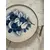 Foto de um(a) Antiga Bandeja Art Deco Majólica Faiança Alemã Azul Borrão, da categoria de Bandejas. Antiga e rara bandeja de majólica alemã, armação em metal prateado. Linda decoração branco e azul borrão. Período Art Deco.... Mostrado de uma perspectiva diferente. Vendido no marketplace Trésors.