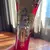 Foto de um(a) Antigo Vaso Jarro Artístico Cristal Veneziano Com Ouro, da categoria de Vasos. Antigo vaso artístico em cristal veneziano cor vermelho rubi , toda trabalhada à mão, decoração floral em relevo e ouro 18k.... Mostrado de uma perspectiva diferente. Vendido no marketplace Trésors.