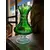 Foto de um(a) Antigo Raro Vaso Jarro Cristal Baccarat Verde Esmeralda, da categoria de Vasos. Antigo e fino vaso em cristal doublé europeu na cor verde esmeralda. Lindíssima lapidação manual e formato muito chique,... Mostrado de uma perspectiva diferente. Vendido no marketplace Trésors.