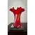 Foto de um(a) Antigo Vaso Jarro Em Murano Italiano Vermelho Art Deco, da categoria de Vasos. ~ Italy Glass ~Antigo e sofisticado vaso artístico em Murano Italiano soufflé gomado, com a borda plissada, cor vermelho... Mostrado de uma perspectiva diferente. Vendido no marketplace Trésors.