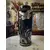 Foto de um(a) Antigo Raro Vaso Jarro Art Deco Opalina Preta E Prata Lei, da categoria de Vasos. Antigo e raro vaso artístico em opalina preta com decoração em prata de lei. Uma combinação muito chique e elegante, combina... Mostrado de uma perspectiva diferente. Vendido no marketplace Trésors.