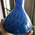 Foto de um(a) Antigo Lindo Jarro Vaso Solitário Em Murano Italiano Azul, da categoria de Vasos. Lindo vaso em Murano italiano feito à mão. Peça imponente.Período Art Deco. Cores vivas e brilhantes, muito decorativo. ... Mostrado de uma perspectiva diferente. Vendido no marketplace Trésors.