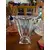 Foto de um(a) Antigo Grande Vaso Medici Centro De Mesa Cristal Bohemia, da categoria de Vasos. ~ Crystalite Bohemia ~ Antigo e grande vaso em cristal Tcheco, modelo Medici. Peça muito chique e decorativa. Marca da... Mostrado de uma perspectiva diferente. Vendido no marketplace Trésors.