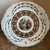 Foto de um(a) Antigo Prato De Servir Decorativo Com Alças Porcelana Tcheca, da categoria de Pratos Decorativos. Antigo e lindo prato com alças, para servir e decorar. Em porcelana artística de procedência Tcheca. Belíssima e farta... Mostrado de uma perspectiva diferente. Vendido no marketplace Trésors.