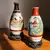 Foto de um(a) Antigo Par De Pequenos Vasos Orientais Porcelana Japonesa, da categoria de Vasos. Antigo par de vasinhos orientais em porcelana japonesa, pintados à mão. Base em madeira de lei. Altura 14 e 17cm. Mostrado de uma perspectiva diferente. Vendido no marketplace Trésors.