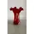 Foto de um(a) Antigo Vaso Jarro Em Murano Italiano Vermelho Art Deco, da categoria de Vasos. ~ Italy Glass ~Antigo e sofisticado vaso artístico em Murano Italiano soufflé gomado, com a borda plissada, cor vermelho... Mostrado de uma perspectiva diferente. Vendido no marketplace Trésors.