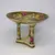 Foto de um(a) Antigo Raro Porta Cartões Porcelana Alemã Art Nouveau, da categoria de Outros objetos decorativos. Antiga fruteira, centro de mesa, porta cartões, peça super versátil, em porcelana artista alemã. Belíssima e rica decoração... Mostrado de uma perspectiva diferente. Vendido no marketplace Trésors.