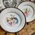 Foto de um(a) Antigo Par De Pratos Medalhões Porcelana Vista Alegre, da categoria de Pratos Decorativos. Vista Alegre. Antigo e lindo par de pratos decorativos em porcelana artística alemã, decoração com aves e filetes de ouro... Mostrado de uma perspectiva diferente. Vendido no marketplace Trésors.