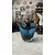 Foto de um(a) Antigo Vaso Decorativo Em Murano Italiano Azul Art Deco, da categoria de Vasos. Antigo e muito diferente vaso “gota” em Murano italiano na cor azul. Ele tem um formato icônico, com essa divisão da gota no... Mostrado de uma perspectiva diferente. Vendido no marketplace Trésors.