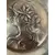 Foto de um(a) Antigo Centro De Mesa Rosto Dama Art Nouveau Bronze Francês, da categoria de Centro de mesa. Antigo e especial centro de mesa em bronze francês com lindo trabalho com decoração central de rosto de dama, traços bem... Mostrado de uma perspectiva diferente. Vendido no marketplace Trésors.