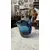 Foto de um(a) Antigo Vaso Decorativo Em Murano Italiano Azul Art Deco, da categoria de Vasos. Antigo e muito diferente vaso “gota” em Murano italiano na cor azul. Ele tem um formato icônico, com essa divisão da gota no... Mostrado de uma perspectiva diferente. Vendido no marketplace Trésors.