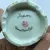 Foto de um(a) Antigo Par De Pequenos Vasos Orientais Porcelana Japonesa, da categoria de Vasos. Antigo par de vasinhos orientais em porcelana japonesa, pintados à mão. Base em madeira de lei. Altura 14 e 17cm. Mostrado de uma perspectiva diferente. Vendido no marketplace Trésors.