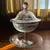 Foto de um(a) Antiga Bomboniere Cristal Francês Saint Louis Art Nouveau, da categoria de Garrafas, potes e jarros. Antiga e fina bomboniere com présentoir em cristal francês da renomada manufatura Saint Louis. Ricamente lavrada à mão, com... Mostrado de uma perspectiva diferente. Vendido no marketplace Trésors.