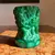 Foto de um(a) Malaquita Cristal Vasinho Malachite Glass Heinrich Hoffman, da categoria de Vasos. Malachite Glass by Heinrich Hoffmann. Antigo e pequeno vasinho em cristal de malaquita, todo lapidado à mão, como se fosse... Mostrado de uma perspectiva diferente. Vendido no marketplace Trésors.