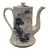 Foto de um(a) Antigo Raro Bule Porcelana Branca Azul Borrão Johnson Bros, da categoria de Bules. ~ Johnson Bros ~Antigo e raro bule em porcelana inglesa branca com decoração floral em azul borrão, modelo Paris, década de... Vendido no marketplace Trésors.