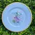 Foto de um(a) Antigo Par De Pratos Medalhões Porcelana Vista Alegre, da categoria de Pratos Decorativos. Vista Alegre. Antigo e lindo par de pratos decorativos em porcelana artística alemã, decoração com aves e filetes de ouro... Mostrado de uma perspectiva diferente. Vendido no marketplace Trésors.