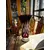 Foto de um(a) Antigo Raro Vaso Jarro Em Cristal Baccarat Lapidado À Mão, da categoria de Vasos. Antigo e elegante vaso em cristal europeu doublé na cor bordô, uma cor linda, que combina com tudo. Em contato com a luz ele... Mostrado de uma perspectiva diferente. Vendido no marketplace Trésors.