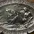Foto de um(a) Antigo Grande Raro Medalhão De Parede Prateado Art Nouveau, da categoria de Placas. Antigo e grande medalhão decorativo, em metal alemão espessurado a prata. Linda cena de dama com cachorros. Pode ser usado... Mostrado de uma perspectiva diferente. Vendido no marketplace Trésors.