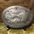 Foto de um(a) Antigo Grande Raro Medalhão De Parede Prateado Art Nouveau, da categoria de Placas. Antigo e grande medalhão decorativo, em metal alemão espessurado a prata. Linda cena de dama com cachorros. Pode ser usado... Mostrado de uma perspectiva diferente. Vendido no marketplace Trésors.
