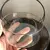 Foto de um(a) Antiga Cestinha Art Deco Alemã Em Prata Trançada E Cristal, da categoria de Cestos e Caixas. Cestinha em prata 90, trançada a mão com cristal original, Alemanha. Meados do século XX.Medidas 17x17cm. Mostrado de uma perspectiva diferente. Vendido no marketplace Trésors.