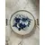 Foto de um(a) Antiga Bandeja Art Deco Majólica Faiança Alemã Azul Borrão, da categoria de Bandejas. Antiga e rara bandeja de majólica alemã, armação em metal prateado. Linda decoração branco e azul borrão. Período Art Deco.... Mostrado de uma perspectiva diferente. Vendido no marketplace Trésors.