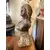 Foto de um(a) Antigo Busto Escultura Blackamoor Em Terracota Austríaca, da categoria de Escultura. Importante busto de mulher seminua em terracota, início do século XX. Peça artística, toda feita à mão Altura 39cm. Mostrado de uma perspectiva diferente. Vendido no marketplace Trésors.