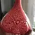 Foto de um(a) Antigo Grande Jarro Vaso Art Deco Murano Italiano Vermelho, da categoria de Vasos. Lindo vaso em Murano italiano feito à mão. Peça imponente.Período Art Deco. Cores vivas e brilhantes, muito decorativo. ... Mostrado de uma perspectiva diferente. Vendido no marketplace Trésors.