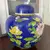 Foto de um(a) Antigo Vaso Potiche Chinês Oriental Em Bronze Cloisonné, da categoria de Vasos e recipientes. Antigo e majestoso potiche bojudo em metal Cloisonné. Peça imponente, com bastante riqueza de detalhes, linda cor azul royal... Mostrado de uma perspectiva diferente. Vendido no marketplace Trésors.
