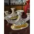 Foto de um(a) Antigo Par De Candelabros Castiçal Porcelana Alemã Art Deco, da categoria de Castiçais. ~ Koenigszelt Germany ~ Antigo e sofisticado par de candelabros para três velas. Porcelana artística alemã com detalhes em... Mostrado de uma perspectiva diferente. Vendido no marketplace Trésors.