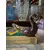 Foto de um(a) Antiga Escultura De Pato Art Deco Murano Italiano Com Ouro, da categoria de Escultura. ~ Italy Glass ~ Antiga escultura artística representando pato em cristal de Murano com ouro em sua composição. Peça feita à... Mostrado de uma perspectiva diferente. Vendido no marketplace Trésors.