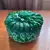 Foto de um(a) Antiga Pozeira Caixa Ingrid Malaquita Glass Art Deco Hoffman, da categoria de Cestos e Caixas. Malachite Glass. Ingrid Glass by Heinrich Hoffmann. Antiga caixa porta jóias em vidro artístico de malaquita. Linda... Mostrado de uma perspectiva diferente. Vendido no marketplace Trésors.