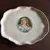Foto de um(a) Antigo Prato De Parede Bandeja Medalhão Porcelana Italiana, da categoria de Pratos Decorativos. Lindo, grande e em perfeito estado.Pintura feita à mão, assinado. Medidas 23x25cm. Mostrado de uma perspectiva diferente. Vendido no marketplace Trésors.
