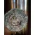 Foto de um(a) Antigo Lindo Vaso Jarro Art Deco Em Cristal Italiano Satiné, da categoria de Vasos. ~ Italy Glass ~Antigo e chiquíssimo vaso artístico em grosso cristal italiano satiné. Decoração com folhas e linhas, traços... Mostrado de uma perspectiva diferente. Vendido no marketplace Trésors.
