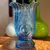 Foto de um(a) Antigo Raro Vaso Art Deco Walther & Sohne Em Vidro Alemão, da categoria de Vasos. Walter & Sohne. Antigo e lindo vaso azul em vidro artístico de ótima qualidade moldado e prensado com uvas em relevo. Da... Mostrado de uma perspectiva diferente. Vendido no marketplace Trésors.