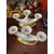 Foto de um(a) Antigo Par De Candelabros Castiçal Porcelana Alemã Art Deco, da categoria de Castiçais. ~ Koenigszelt Germany ~ Antigo e sofisticado par de candelabros para três velas. Porcelana artística alemã com detalhes em... Mostrado de uma perspectiva diferente. Vendido no marketplace Trésors.