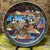 Foto de um(a) Antigo Prato Medalhão Oriental Em Porcelana Satsuma Imperial, da categoria de Pratos Decorativos. Satsuma Imperial. Antigo e grande prato medalhão decorativo em porcelana artística japonesa, ricamente pintado à mão com... Mostrado de uma perspectiva diferente. Vendido no marketplace Trésors.