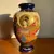 Foto de um(a) Antigo Vaso Jarro Oriental Porcelana Japonesa Satsuma, da categoria de Vasos. Satsuma Imperial. Antigo e imponente vaso oriental em porcelana artística japonesa, pintura em relevo feita à mão. Cada lado... Mostrado de uma perspectiva diferente. Vendido no marketplace Trésors.