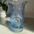 Foto de um(a) Antigo Raro Vaso Art Deco Walther & Sohne Em Vidro Alemão, da categoria de Vasos. Walter & Sohne. Antigo e lindo vaso azul em vidro artístico de ótima qualidade moldado e prensado com uvas em relevo. Da... Mostrado de uma perspectiva diferente. Vendido no marketplace Trésors.