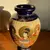 Foto de um(a) Antigo Vaso Jarro Oriental Porcelana Japonesa Satsuma, da categoria de Vasos. Satsuma Imperial. Antigo e imponente vaso oriental em porcelana artística japonesa, pintura em relevo feita à mão. Cada lado... Mostrado de uma perspectiva diferente. Vendido no marketplace Trésors.