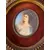 Foto de um(a) Antigo Par De Quadro Francês Portrait Miniature Pintura Óleo, da categoria de Pinturas. ~ Portrait miniature ~ Antigo e raro par de quadrinhos franceses, com figura central de damas pintadas à mão em folha de... Mostrado de uma perspectiva diferente. Vendido no marketplace Trésors.