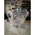Foto de um(a) Antigo Vaso Centro De Mesa Cisne Cristal Francês Satiné, da categoria de Centro de mesa. Antigo e belíssimo vaso, centro de mesa em cristal francês, com decoração de cisnes em relevo. Ótimo tamanho para fazer... Mostrado de uma perspectiva diferente. Vendido no marketplace Trésors.