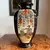 Foto de um(a) Antigo Vaso Jarro Oriental Em Porcelana Japonesa Satsuma, da categoria de Vasos. Antigo vaso Satsuma em porcelana artística japonesa, pintado à mão, decoração com cenas típicas orientais ao redor da peça,... Mostrado de uma perspectiva diferente. Vendido no marketplace Trésors.