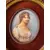 Foto de um(a) Antigo Par De Quadro Francês Portrait Miniature Pintura Óleo, da categoria de Pinturas. ~ Portrait miniature ~ Antigo e raro par de quadrinhos franceses, com figura central de damas pintadas à mão em folha de... Mostrado de uma perspectiva diferente. Vendido no marketplace Trésors.