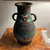 Foto de um(a) Antigo Raro Vaso Com Alças Ânfora Bronze Cloisonné Oriental, da categoria de Vasos. Antigo e lindo vaso com alças em bronze Cloisonné, linda decoração esmaltada à mão ao redor da peça. Início do século XX.... Mostrado de uma perspectiva diferente. Vendido no marketplace Trésors.