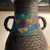 Foto de um(a) Antigo Raro Vaso Com Alças Ânfora Bronze Cloisonné Oriental, da categoria de Vasos. Antigo e lindo vaso com alças em bronze Cloisonné, linda decoração esmaltada à mão ao redor da peça. Início do século XX.... Mostrado de uma perspectiva diferente. Vendido no marketplace Trésors.