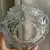 Foto de um(a) Antigo Lindo Cinzeiro Art Deco Cristal Francês Satiné, da categoria de Cinzeiros. Antigo e grande cinzeiro em grosso cristal francês, decoração de flores satiné. Art Deco.Altura 6cm Diâmetro 20cm. Mostrado de uma perspectiva diferente. Vendido no marketplace Trésors.