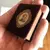 Foto de um(a) Arte Sacra Antiga Caixinha Porta Rosário Em Veludo Italiano, da categoria de Objetos religiosos e espirituais. Antiga caixinha porta rosário em veludo italiano com medalhão. Meados do século XX. Mede aprox 5cm. Mostrado de uma perspectiva diferente. Vendido no marketplace Trésors.